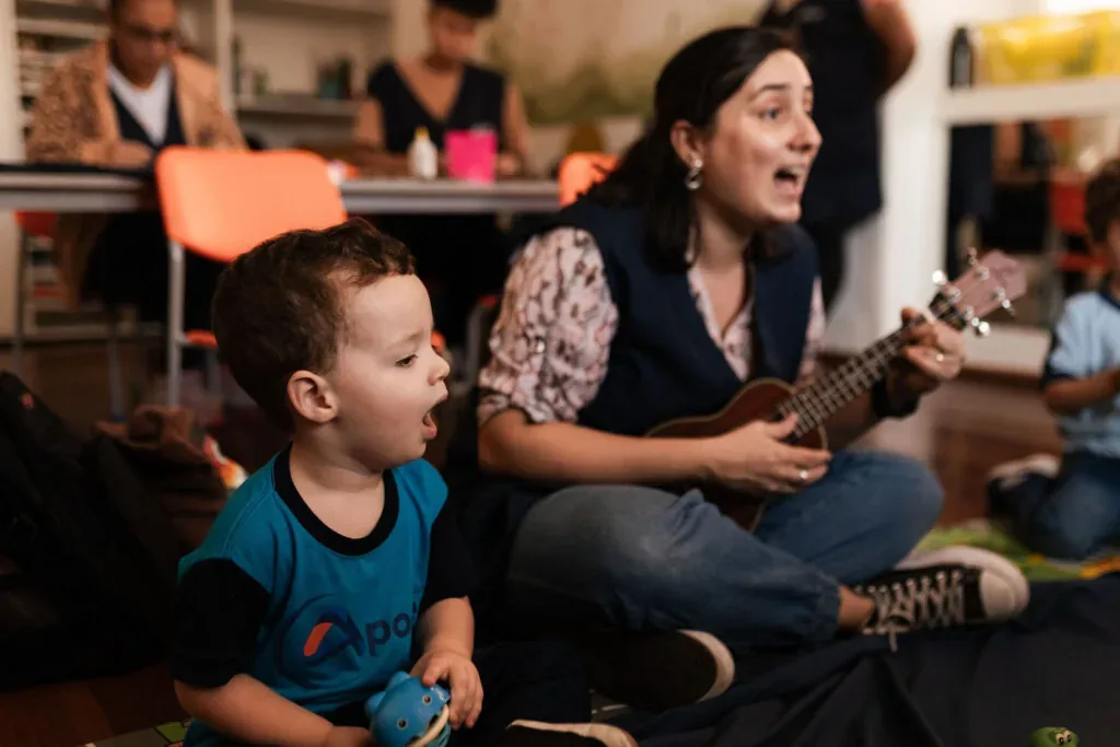 Famílias e educadores em atividade escolar
