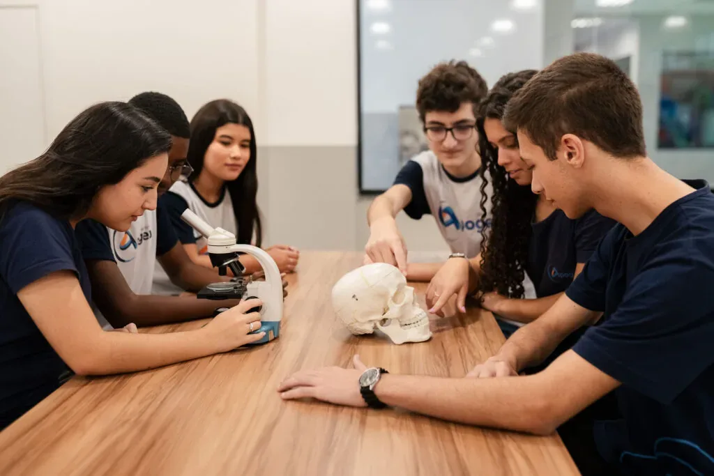 Estudantes do Ensino Médio em atividade prática